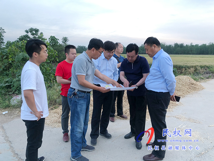 縣委副書記、縣長張團(tuán)結(jié)到部分鄉(xiāng)鎮(zhèn)查看高標(biāo)準(zhǔn)示范田選址及小麥生長情況