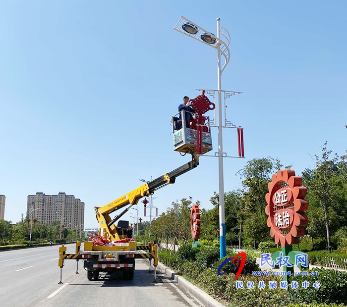城管局路燈所加強(qiáng)防汛期間路燈設(shè)施的維修、維護(hù)