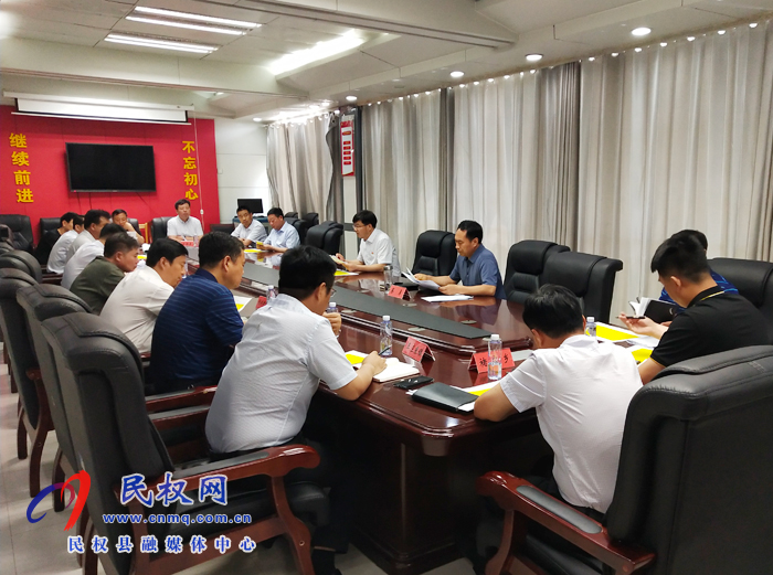 縣委副書記、縣長張團結(jié)查看扶貧項目進展情況