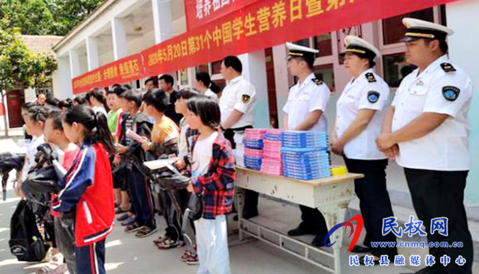 縣衛(wèi)生計(jì)生監(jiān)督所組織開展全民營養(yǎng)周暨”5.20“中國學(xué)生營養(yǎng)日主題宣傳活動(dòng) 縣衛(wèi)生計(jì)生監(jiān)督所組織開展全民營養(yǎng)周暨”5.20“中國學(xué)生營養(yǎng)日主題宣傳活動(dòng)