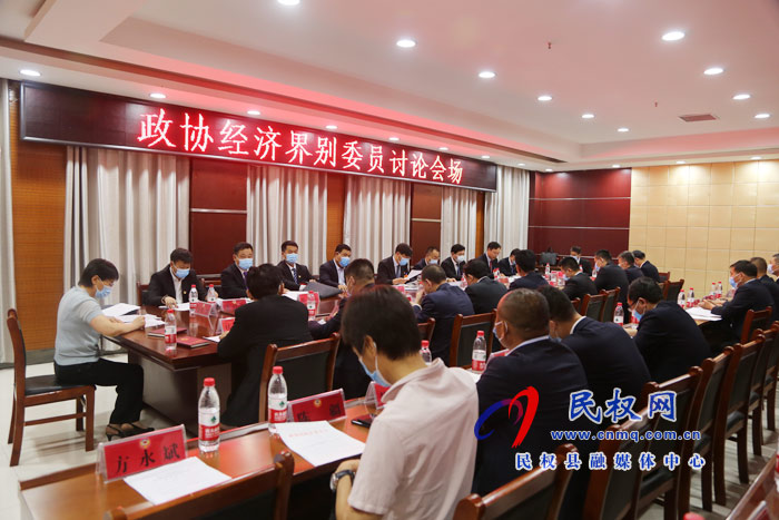 縣委副書記、縣長張團結(jié)參加縣政協(xié)經(jīng)濟界別委員討論