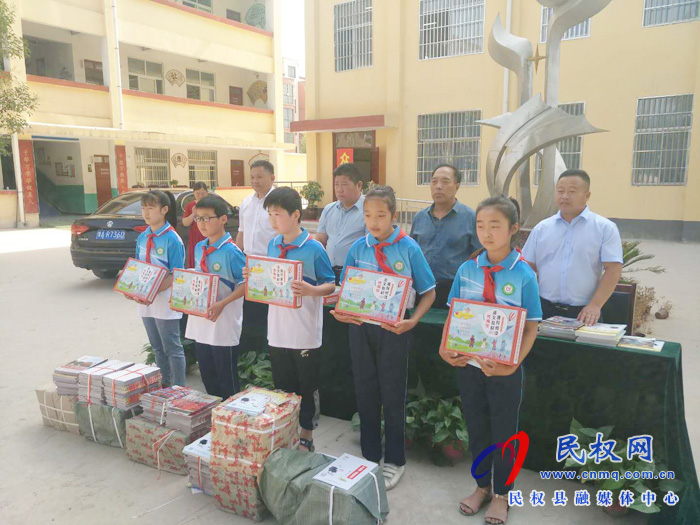 人和鎮(zhèn)一中舉行圖書捐贈(zèng)儀式 人和鎮(zhèn)一中舉行圖書捐贈(zèng)儀式