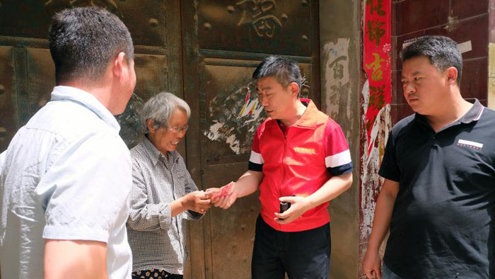 商丘市愛(ài)德陽(yáng)光社會(huì)工作服務(wù)中心到對(duì)口幫扶點(diǎn)龍?zhí)伶?zhèn)龍東村慰問(wèn)幫扶貧困戶 商丘市愛(ài)德陽(yáng)光社會(huì)工作服務(wù)中心到對(duì)口幫扶點(diǎn)龍?zhí)伶?zhèn)龍東村慰問(wèn)幫扶貧困戶