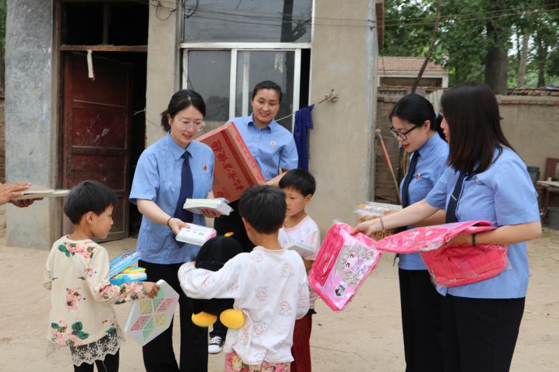 民權(quán)縣人民檢察院開展“六一慰問送關(guān)愛，情系兒童護(hù)成長”活動