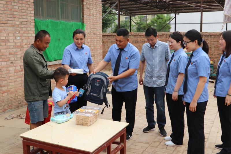 民權(quán)縣人民檢察院開展“六一慰問送關(guān)愛，情系兒童護(hù)成長”活動