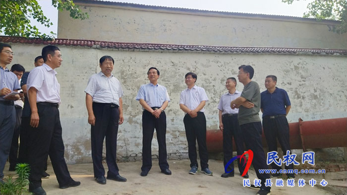 省抗旱搶種保苗指導(dǎo)工作第一組組長、省農(nóng)業(yè)農(nóng)村廳黨組成員、總農(nóng)藝師王俊忠到民權(quán)縣開展抗旱搶種保苗指導(dǎo)工作