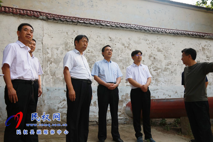 省抗旱搶種保苗指導(dǎo)工作第一組組長、省農(nóng)業(yè)農(nóng)村廳黨組成員、總農(nóng)藝師王俊忠到民權(quán)縣開展抗旱搶種保苗指導(dǎo)工作