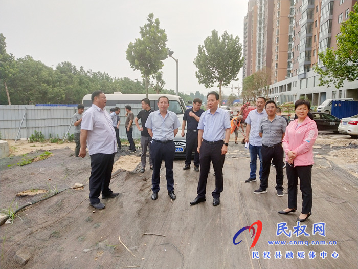 縣委常委、常務(wù)副縣長李啟峰查看我縣重點項目及生態(tài)水系工作