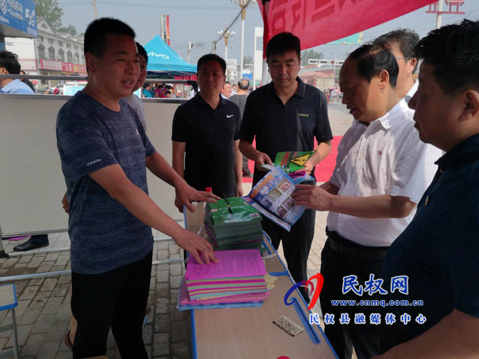 我縣召開(kāi)安全生產(chǎn)集中宣講暨現(xiàn)場(chǎng)咨詢?nèi)撕同F(xiàn)場(chǎng)會(huì) 我縣召開(kāi)安全生產(chǎn)集中宣講暨現(xiàn)場(chǎng)咨詢?nèi)撕同F(xiàn)場(chǎng)會(huì)