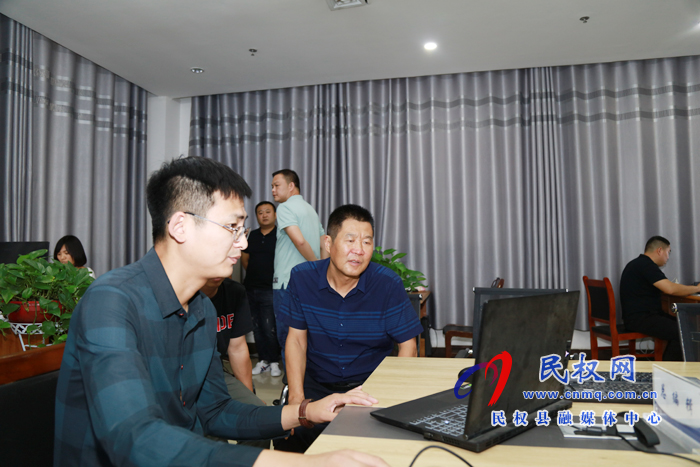 睢縣融媒體中心考察團(tuán)來(lái)我縣參觀學(xué)習(xí)融媒體中心建設(shè) 睢縣融媒體中心考察團(tuán)來(lái)我縣參觀學(xué)習(xí)融媒體中心建設(shè)