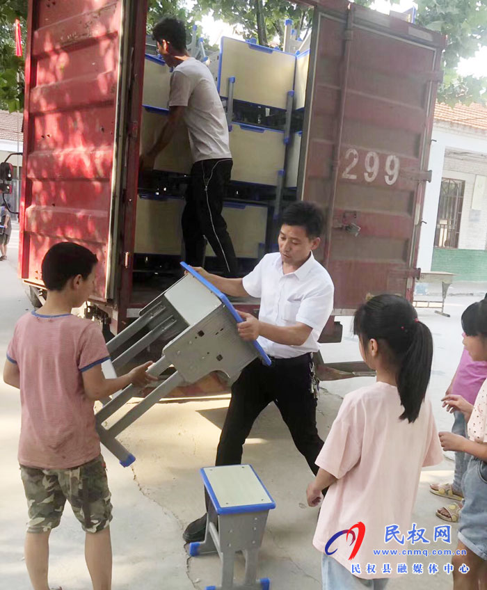 孫六鎮(zhèn)李坤侯村村民籌資萬元為學校捐贈桌椅