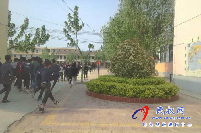 民權(quán)縣組織開展安全生產(chǎn)宣傳教育進(jìn)校園和應(yīng)急疏散演練活動