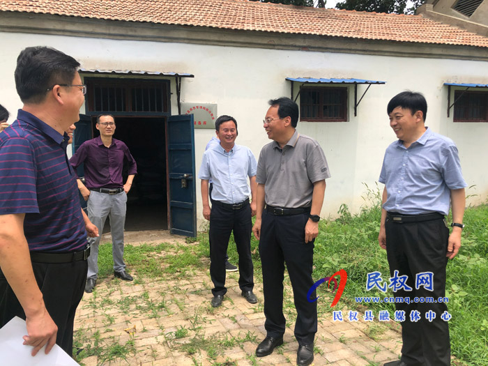縣委常委、常務(wù)副縣長李啟峰開展巡河和檢查防汛物資儲備工作情況