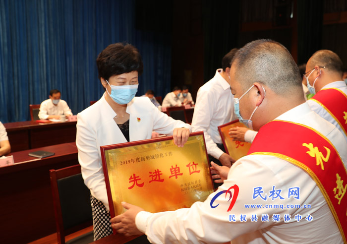 全縣三級干部大會暨脫貧攻堅推進(jìn)會在縣人民藝術(shù)中心召開 全縣三級干部大會暨脫貧攻堅推進(jìn)會在縣人民藝術(shù)中心召開