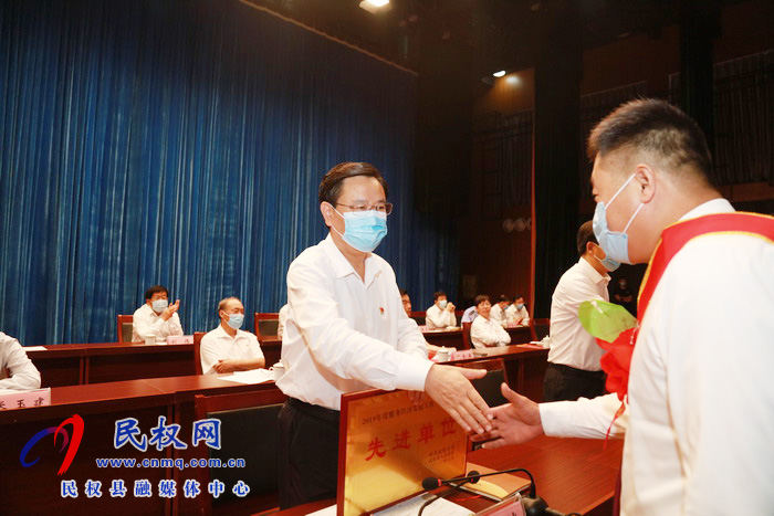 全縣三級干部大會暨脫貧攻堅推進(jìn)會在縣人民藝術(shù)中心召開 全縣三級干部大會暨脫貧攻堅推進(jìn)會在縣人民藝術(shù)中心召開