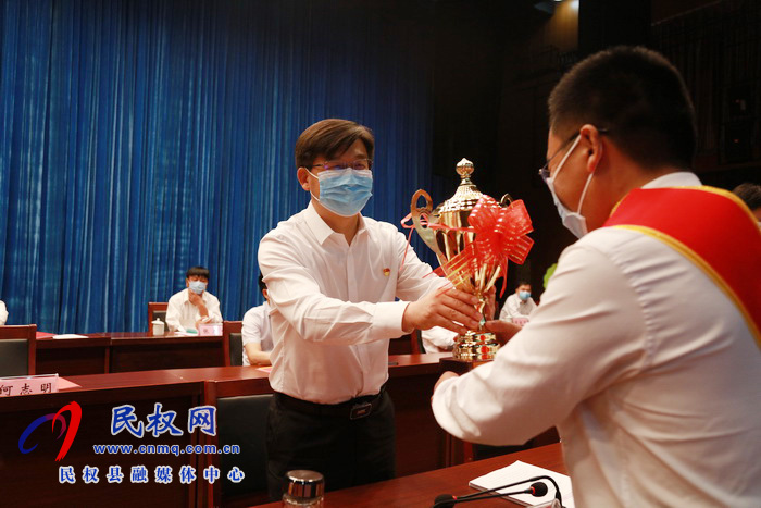 全縣三級干部大會暨脫貧攻堅推進(jìn)會在縣人民藝術(shù)中心召開 全縣三級干部大會暨脫貧攻堅推進(jìn)會在縣人民藝術(shù)中心召開