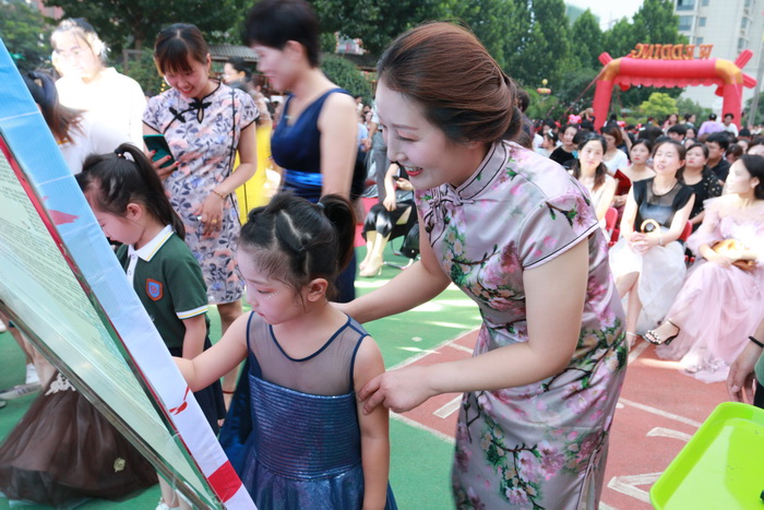 滿滿的儀式感！民權(quán)東區(qū)實(shí)驗(yàn)幼兒園迎來(lái)畢業(yè)季