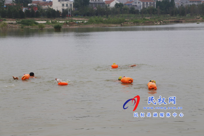 民權(quán)水上義務(wù)救援隊(duì)員勇救溺水少年獲點(diǎn)贊 民權(quán)水上義務(wù)救援隊(duì)員勇救溺水少年獲點(diǎn)贊