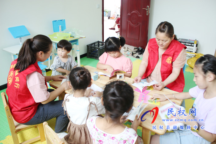縣婦聯(lián)組織巾幗志愿者進社區(qū)關愛暑期兒童 縣婦聯(lián)組織巾幗志愿者進社區(qū)關愛暑期兒童