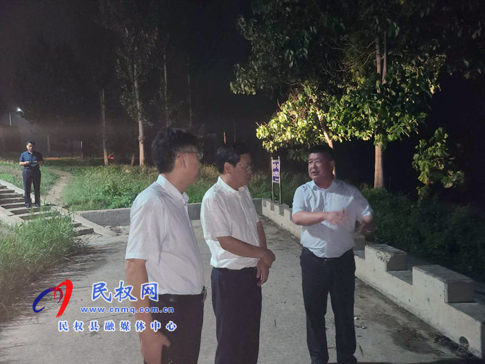 市人大常委會副主任、縣委書記姬脈常冒雨夜查防汛工作