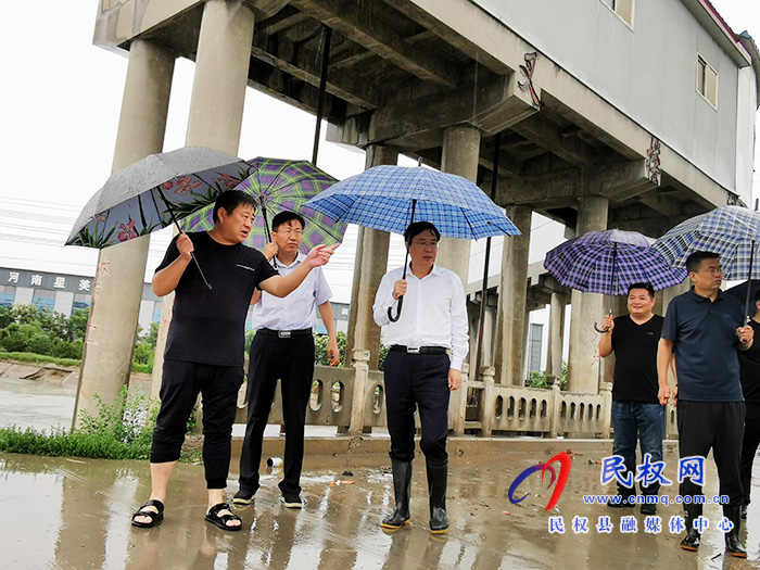 市人大常委會副主任、縣委書記姬脈常冒雨檢查督導防汛工作