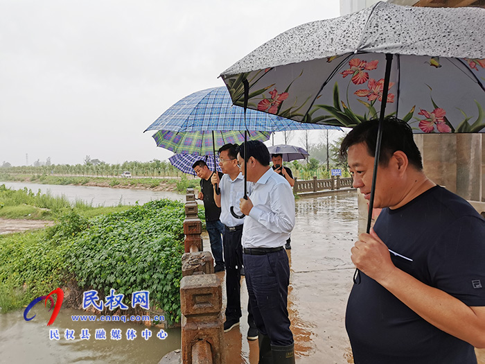市人大常委會副主任、縣委書記姬脈常冒雨檢查督導防汛工作