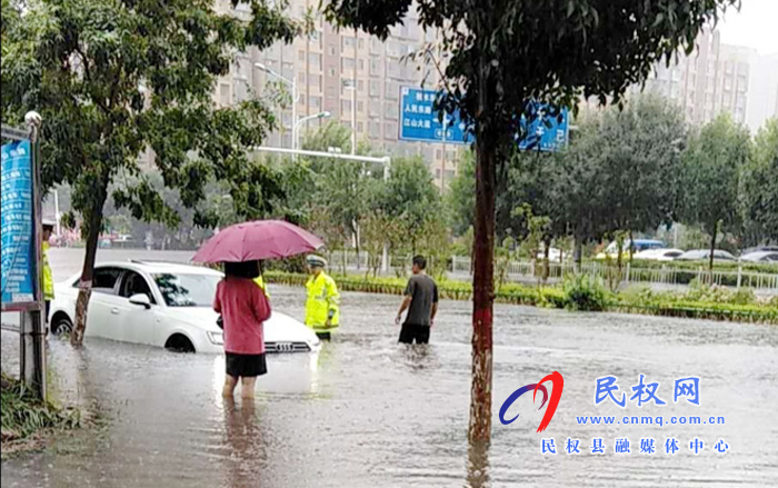 雨中的“濕影”——當(dāng)兵的小伙子、你真是好樣的！