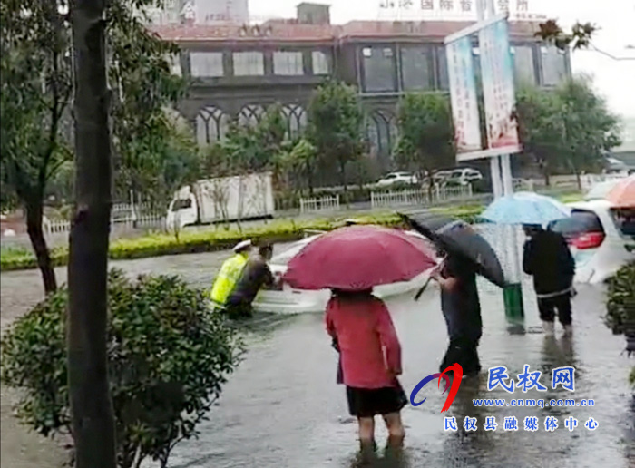 雨中的“濕影”——當(dāng)兵的小伙子、你真是好樣的！