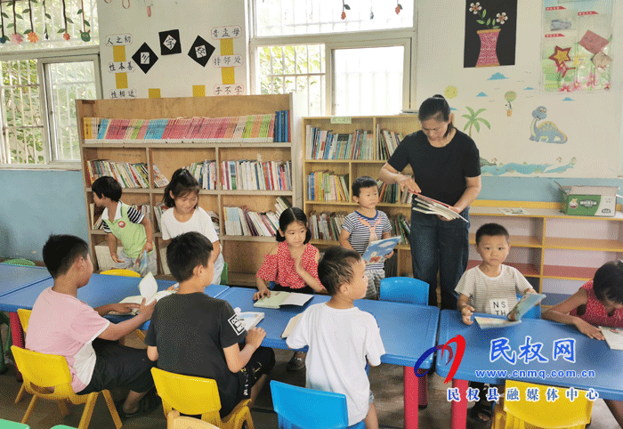 河南民權(quán):村小學(xué)開(kāi)了暑假“愛(ài)心書(shū)屋” 河南民權(quán):村小學(xué)開(kāi)了暑假“愛(ài)心書(shū)屋”