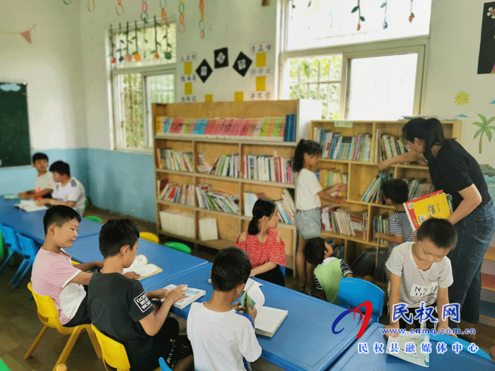 河南民權(quán):村小學(xué)開(kāi)了暑假“愛(ài)心書(shū)屋” 河南民權(quán):村小學(xué)開(kāi)了暑假“愛(ài)心書(shū)屋”