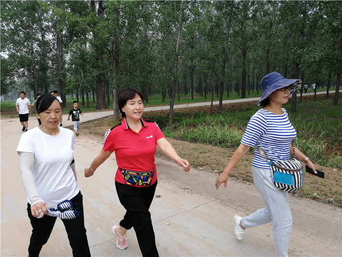 民權(quán)縣第三小學(xué)舉行“文明暑假健康行”徒步活動 民權(quán)縣第三小學(xué)舉行“文明暑假健康行”徒步活動