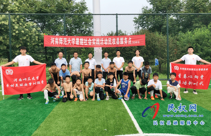 花園鄉(xiāng)鄉(xiāng)長楊德志一行參觀并慰問河南師范大學暑期社會實踐團隊 花園鄉(xiāng)鄉(xiāng)長楊德志一行參觀并慰問河南師范大學暑期社會實踐團隊