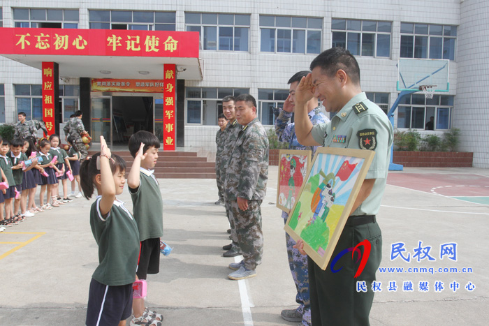 向最可愛(ài)的人致敬——民東新區(qū)實(shí)驗(yàn)幼兒園八一節(jié)慰問(wèn)活動(dòng) 向最可愛(ài)的人致敬——民東新區(qū)實(shí)驗(yàn)幼兒園八一節(jié)慰問(wèn)活動(dòng)