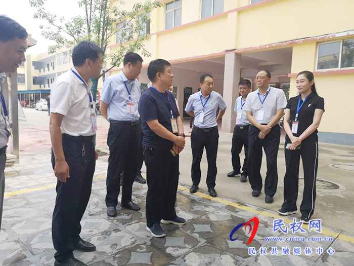 市紀(jì)委四室主任耿筠清、市紀(jì)委駐教體局組長洪軍到我縣檢查指導(dǎo)特崗教師招聘面試工作