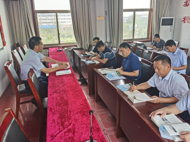 縣住建局理論中心組集中學(xué)習(xí)《習(xí)近平談治國理政》第三卷和《2020大眾熱點話題》 縣住建局理論中心組集中學(xué)習(xí)《習(xí)近平談治國理政》第三卷和《2020大眾熱點話題》
