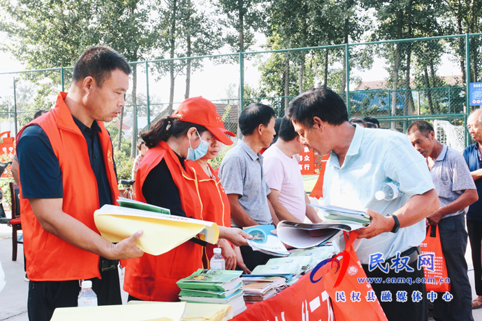 2020年民權(quán)縣科技活動周啟動儀式暨“三下鄉(xiāng)”現(xiàn)場會在王橋鎮(zhèn)麻花莊舉辦 2020年民權(quán)縣科技活動周啟動儀式暨“三下鄉(xiāng)”現(xiàn)場會在王橋鎮(zhèn)麻花莊舉辦
