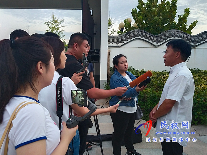 “農(nóng)媒總編走基層?鄉(xiāng)村振興中原行”采訪座談會(huì)在我縣召開 “農(nóng)媒總編走基層?鄉(xiāng)村振興中原行”采訪座談會(huì)在我縣召開