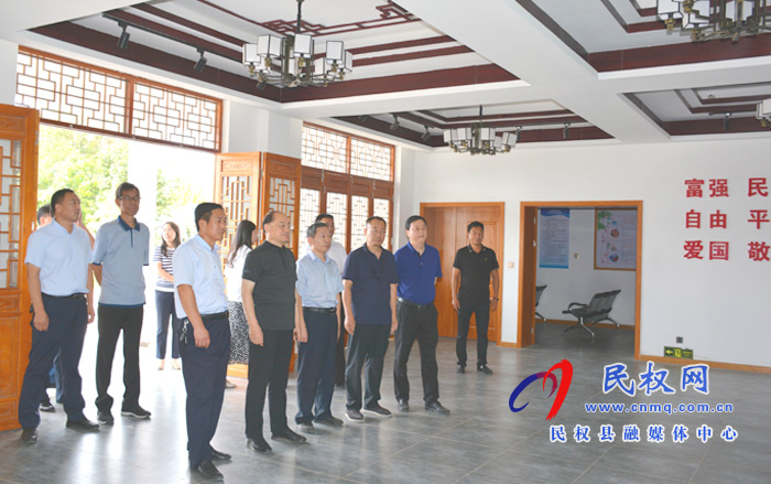 省政協(xié)常委、信陽市政協(xié)副主席、市黨外知識分子聯(lián)誼會會長周保林蒞民調(diào)研