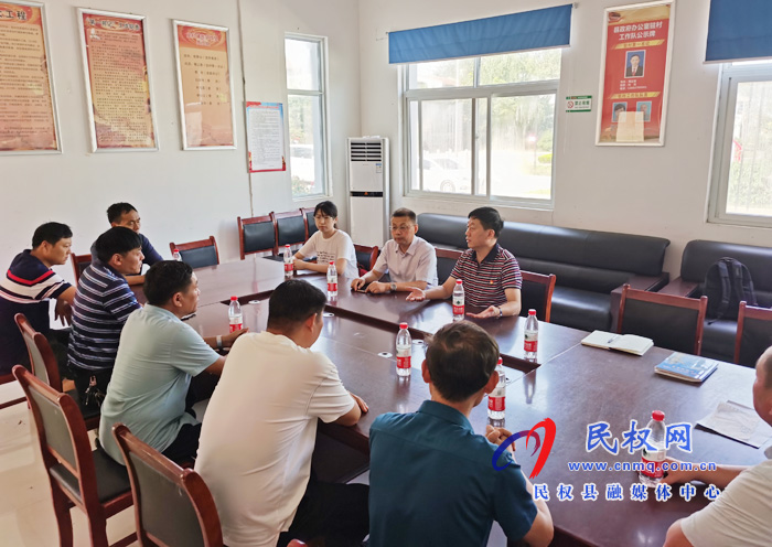 縣委常委、副縣長房季在史村鋪村組織召開海關(guān)總署選調(diào)生接受學(xué)習(xí)鍛煉座談會(huì)
