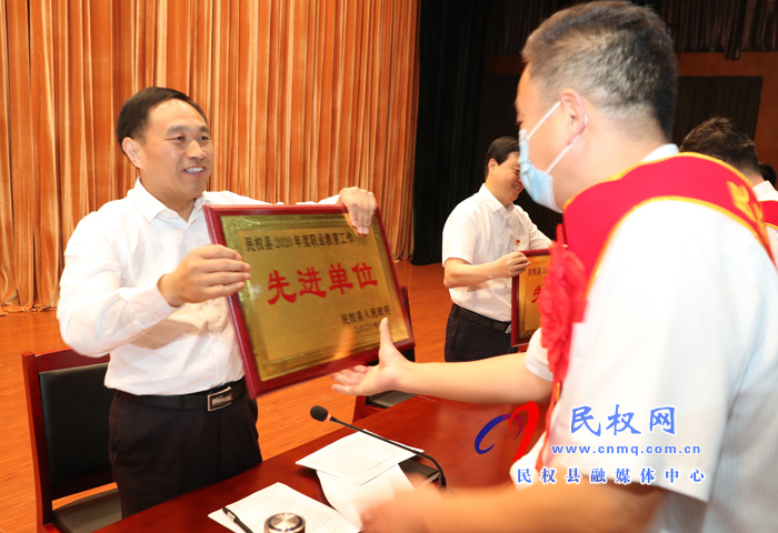 我縣舉行慶祝第36個(gè)教師節(jié)暨教育體育工作表彰大會(huì) 我縣舉行慶祝第36個(gè)教師節(jié)暨教育體育工作表彰大會(huì)