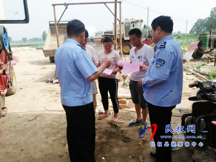 縣農(nóng)機部門:安全生產(chǎn)到一線 三秋作業(yè)保平安 縣農(nóng)機部門:安全生產(chǎn)到一線 三秋作業(yè)保平安