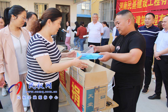 民權(quán)縣民基建筑有限公司、河南馳立建筑有限公司慰問城關(guān)鎮(zhèn)小學(xué)全體教職員工