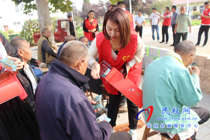 民權(quán)公益聯(lián)盟一行到花園鄉(xiāng)敬老院獻(xiàn)愛心 民權(quán)公益聯(lián)盟一行到花園鄉(xiāng)敬老院獻(xiàn)愛心