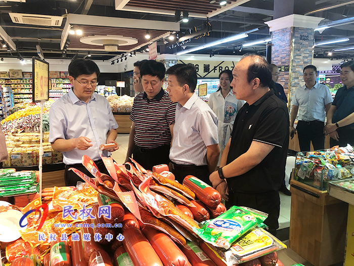 縣委副書記、縣長張團結檢查“雙節(jié)”前安全生產(chǎn)和市場供應等工作