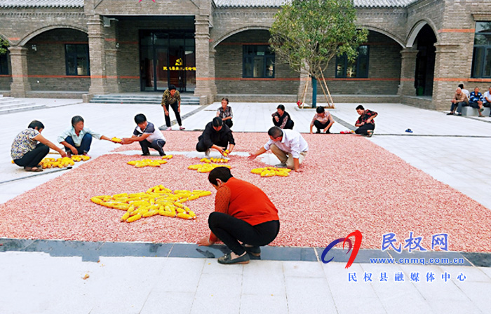 河南民權(quán)：雙塔鎮(zhèn)秣坡村村民用玉米、花生拼國(guó)旗 “曬秋”迎國(guó)慶