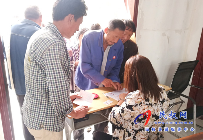 白云寺鎮(zhèn):貧困戶喜領(lǐng)分紅迎中秋 白云寺鎮(zhèn):貧困戶喜領(lǐng)分紅迎中秋