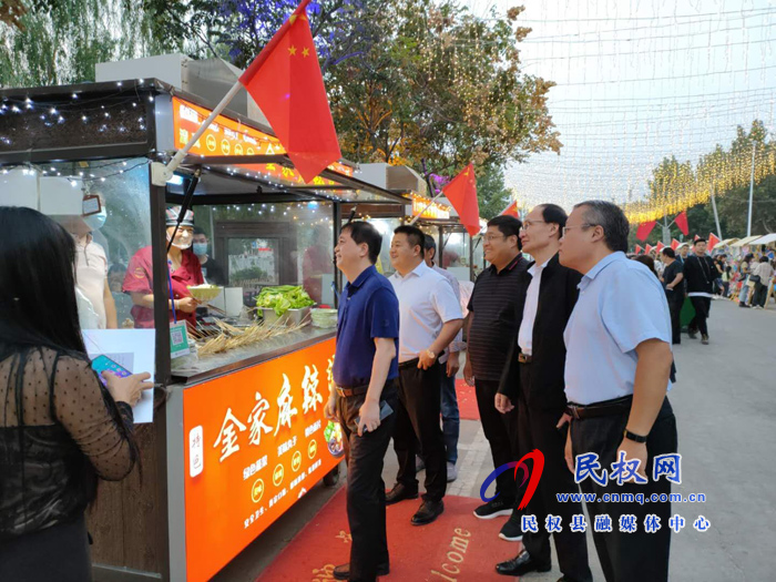 縣領(lǐng)導(dǎo)趙通、王雪山到我縣東區(qū)“地攤經(jīng)濟”示范街調(diào)研民營經(jīng)濟工作