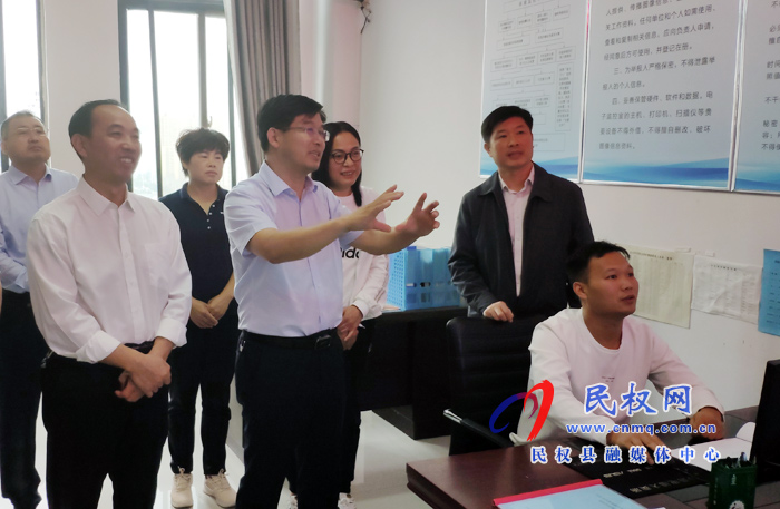縣委副書記、縣長張團(tuán)結(jié)檢查我縣雙節(jié)期間值班值守情況
