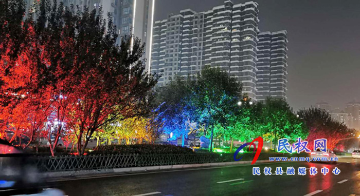 城管局路燈所加強(qiáng)城區(qū)亮化、美化，為創(chuàng)建全國(guó)文明城（提名城市）工作增光添彩