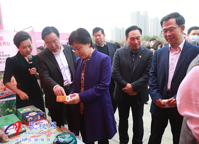 商丘市結對幫扶民權消費扶貧展銷會暨現(xiàn)場簽約儀式活動在我縣舉行 商丘市結對幫扶民權消費扶貧展銷會暨現(xiàn)場簽約儀式活動在我縣舉行